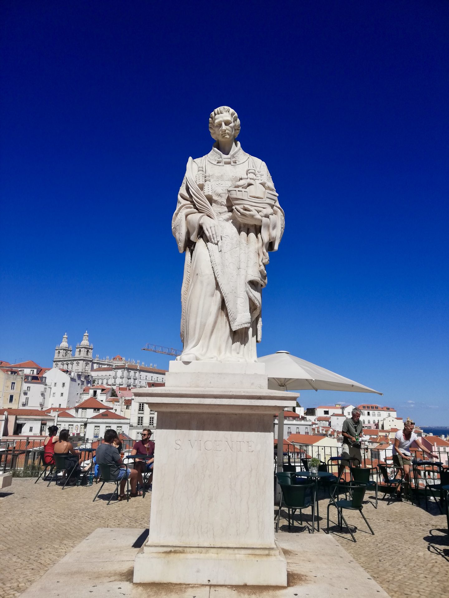 Statue de S.Vicente situé à Miradouro das Portas do Sol