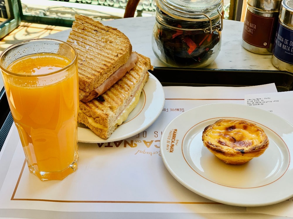 Petit-déjeuner-du-Restaurant-Fabrica-de-Nata-Porto-Portugal