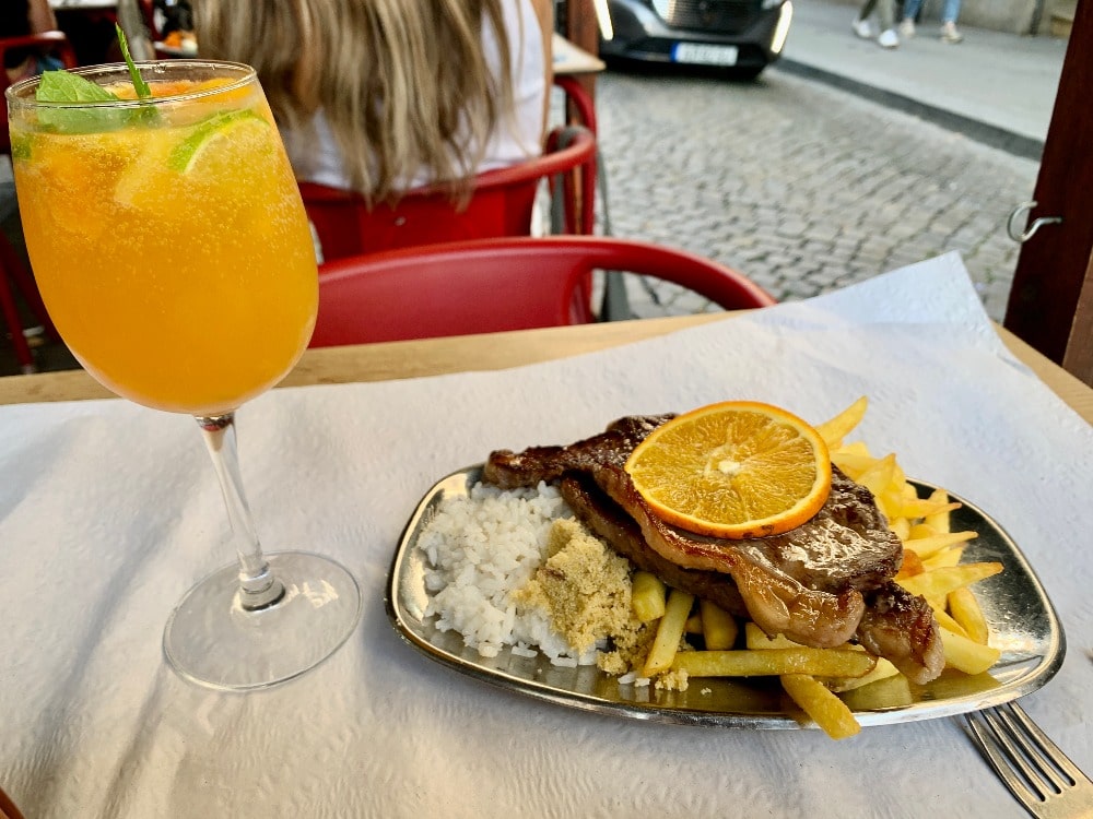 Repas-brésilien-au-restaurant-Café-Avenida-Porto