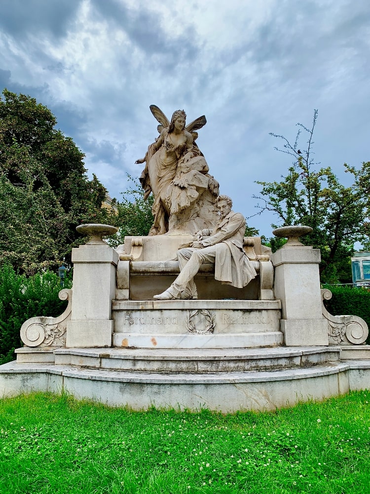 Statue d' un homme avec une femme, Vienne, Prague
