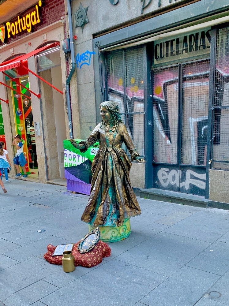 Statue-dans-les-rues-de-Porto-au-Portugal